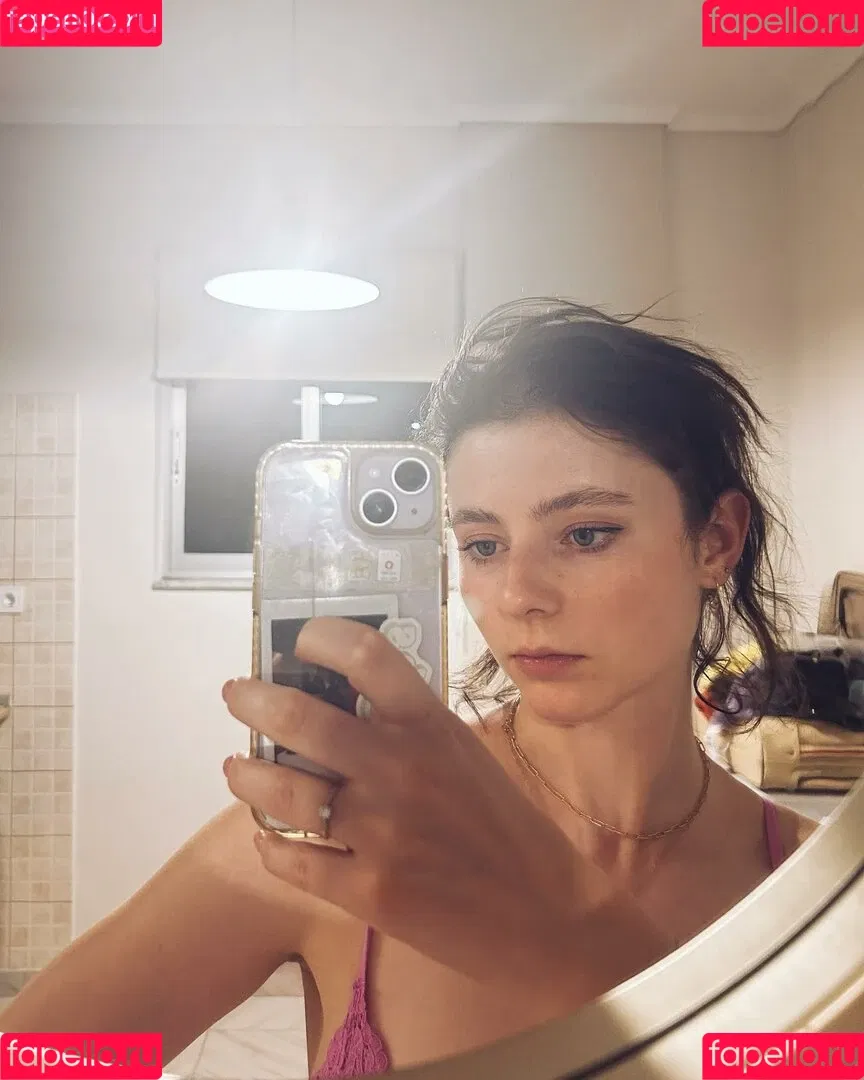 Thomasin Mckenzie Onlyfans Photo Gallery 