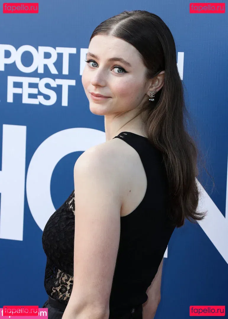 Thomasin Mckenzie Onlyfans Photo Gallery 