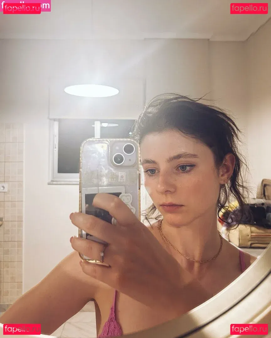 Thomasin Mckenzie Onlyfans Photo Gallery 