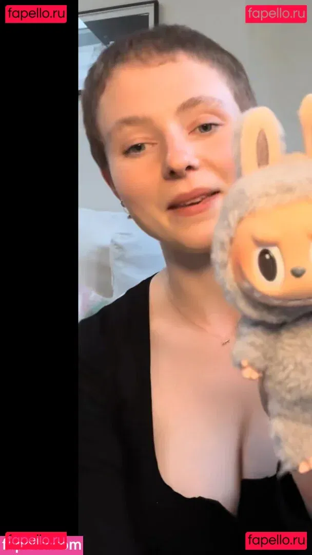 Thomasin Mckenzie Onlyfans Photo Gallery 