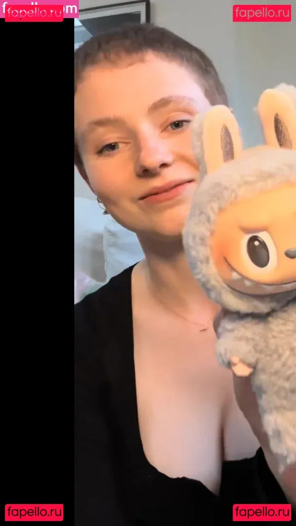 Thomasin Mckenzie Onlyfans Photo Gallery 