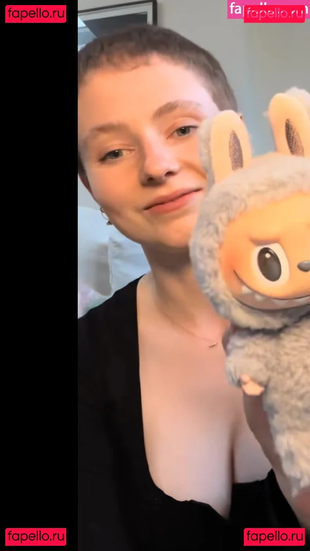 Thomasin Mckenzie Onlyfans Photo Gallery 