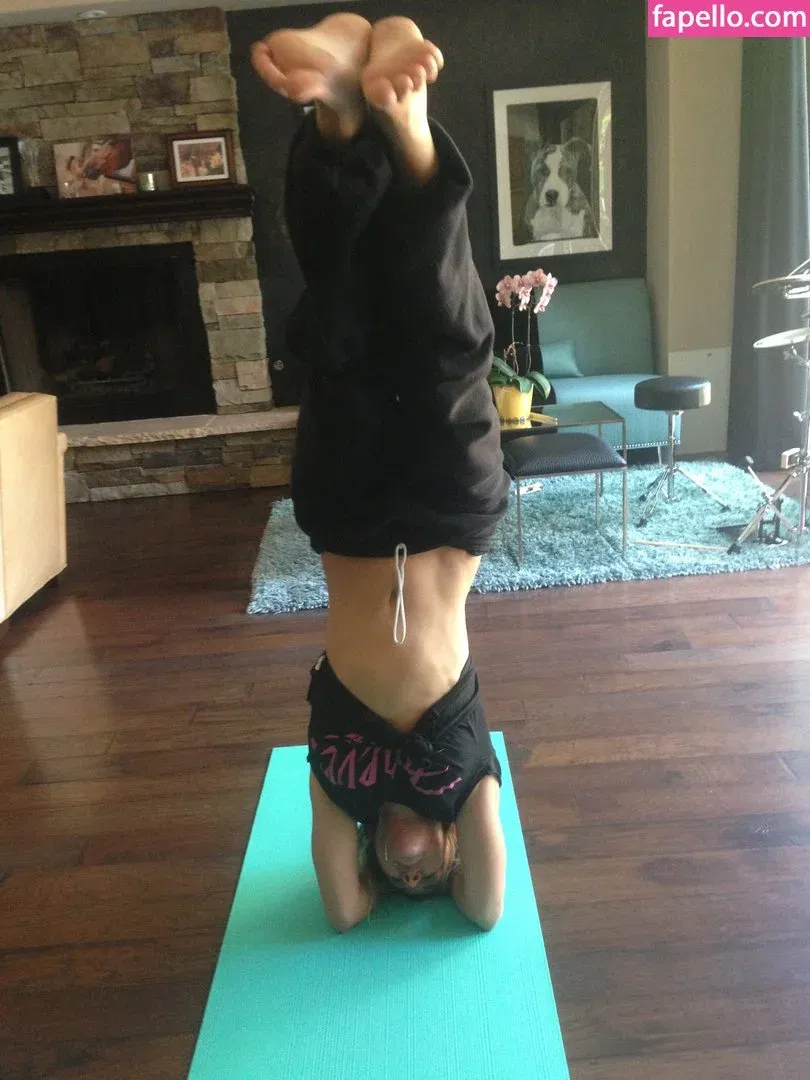 Kaley Cuoco Onlyfans Photo Gallery 