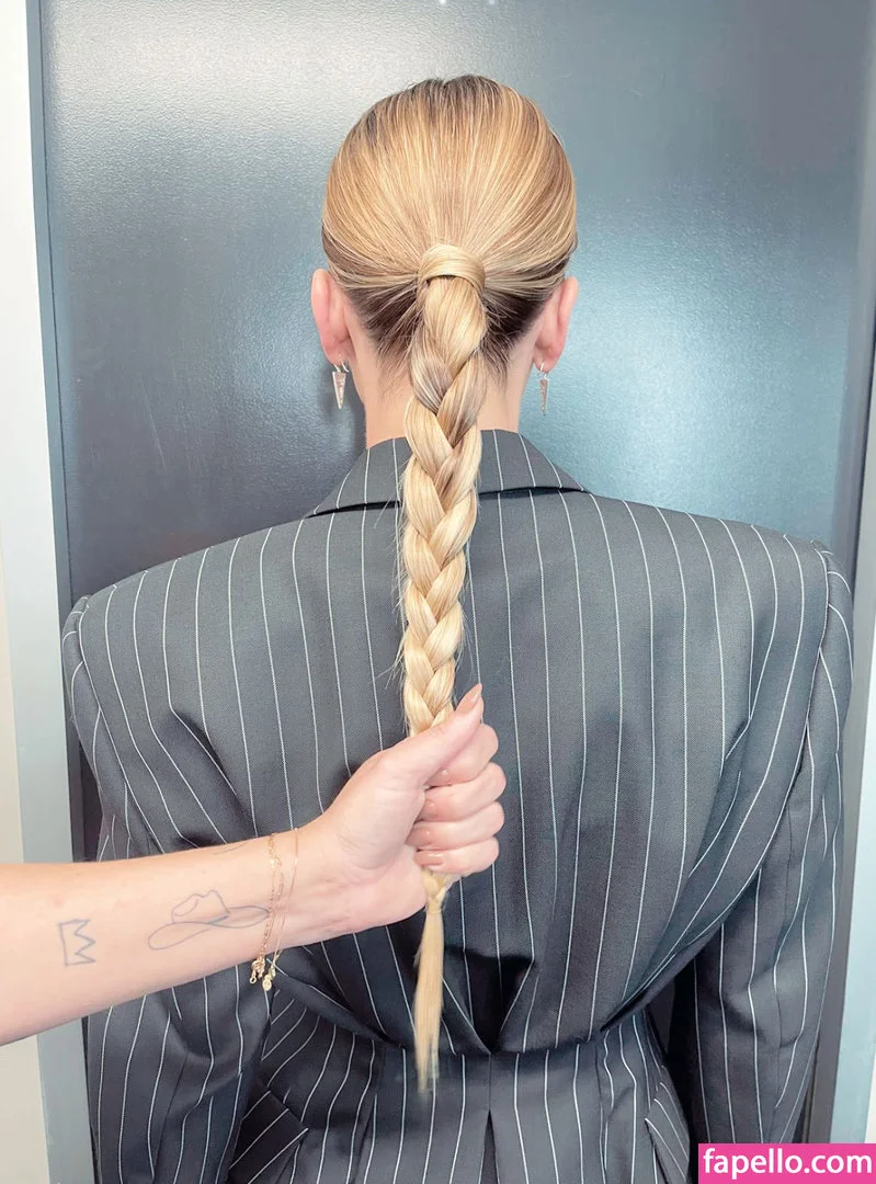 Kaley Cuoco Onlyfans Photo Gallery 