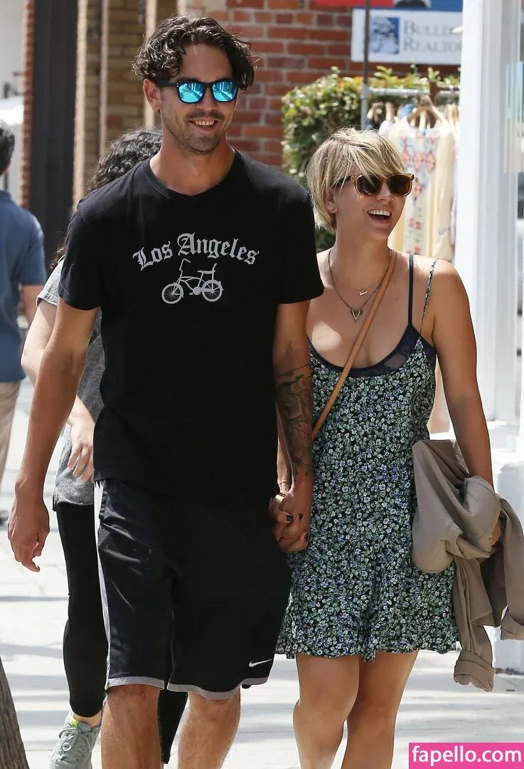 Kaley Cuoco Onlyfans Photo Gallery 