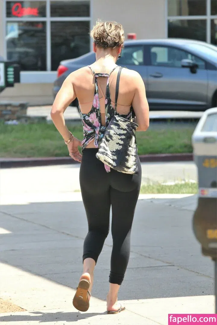 Kaley Cuoco Onlyfans Photo Gallery 