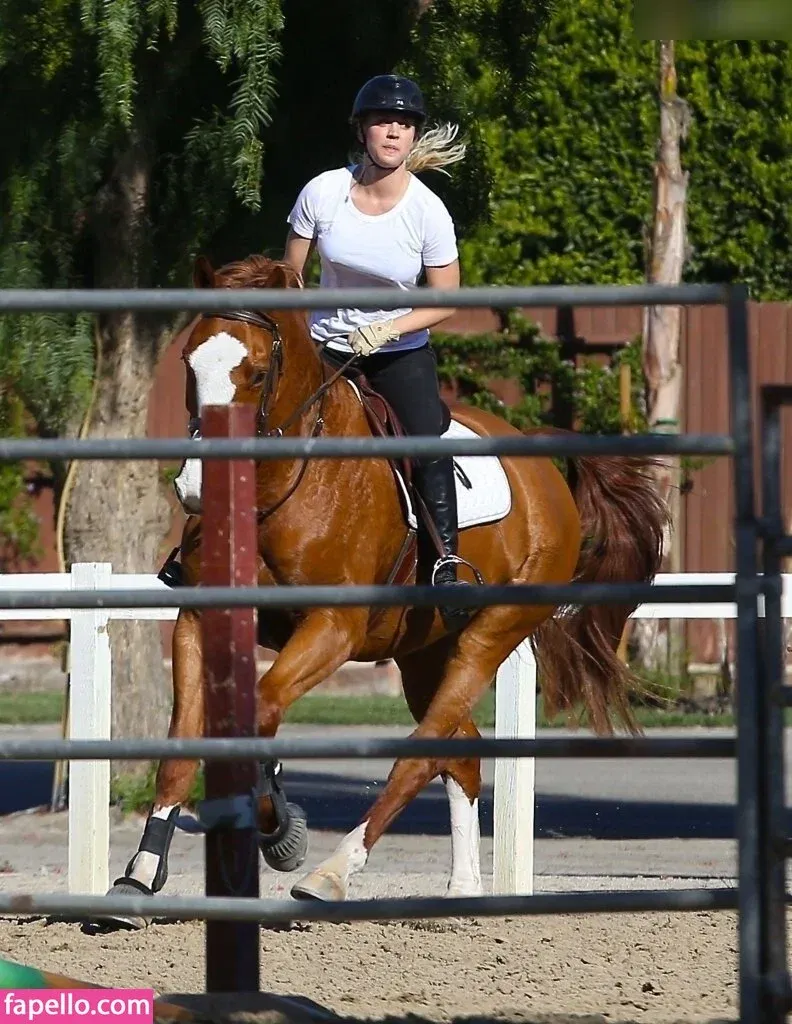 Kaley Cuoco Onlyfans Photo Gallery 