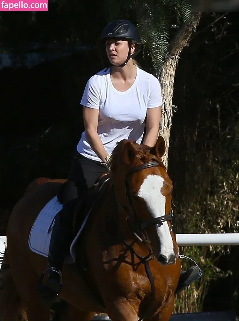 Kaley Cuoco Onlyfans Photo Gallery 