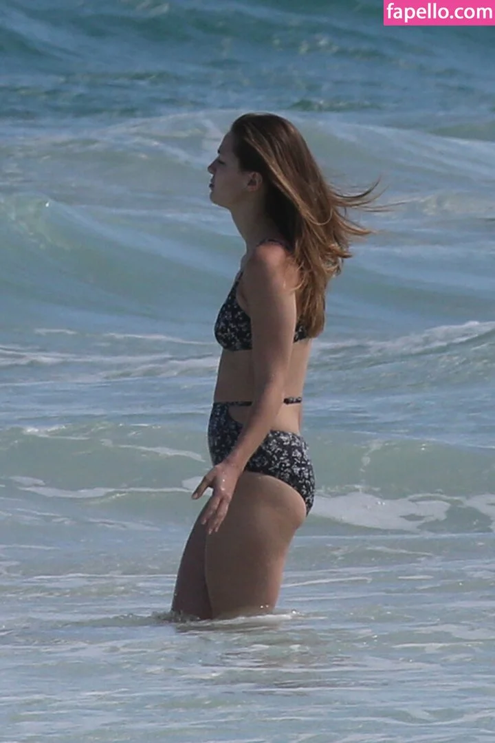 Melissa Benoist Onlyfans Photo Gallery 