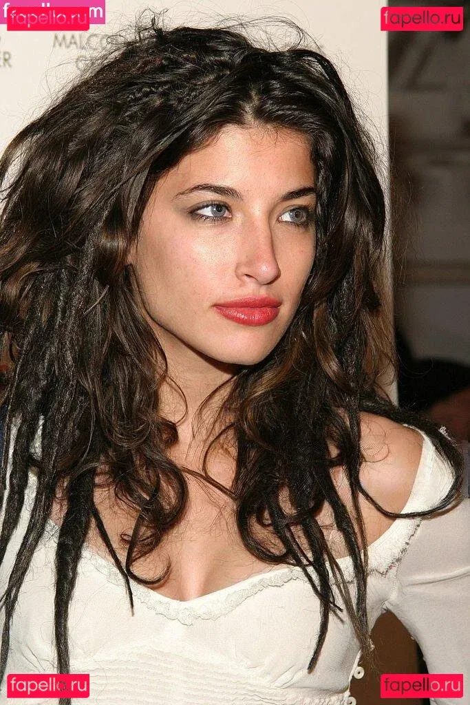 Tania Raymonde Onlyfans Photo Gallery 