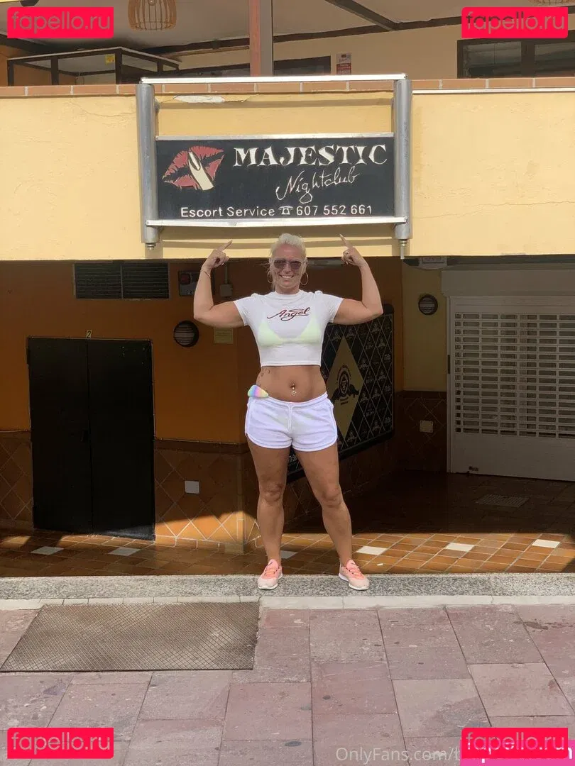 ukhotwifecouple Onlyfans Photo Gallery 