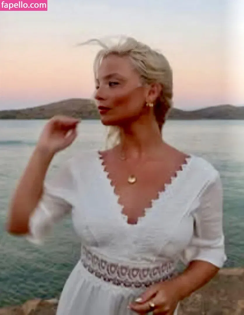 Millie Gibson Onlyfans Photo Gallery 