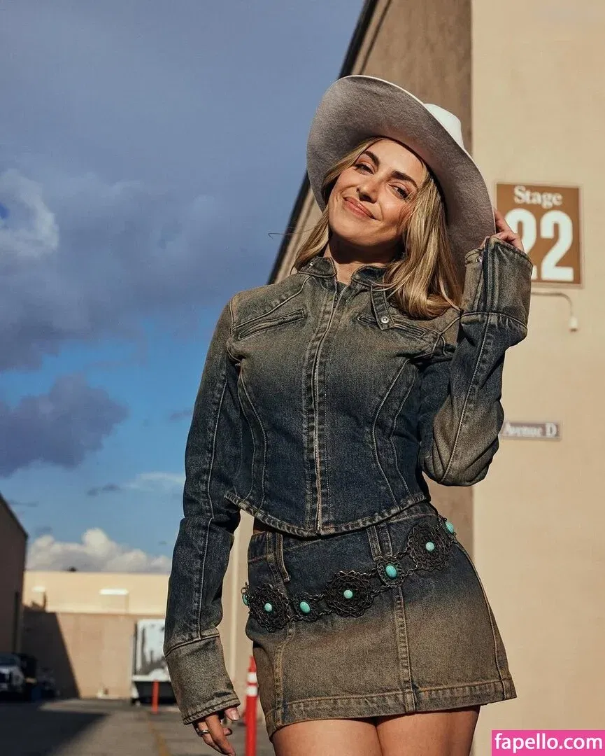 Emelia Hartford Onlyfans Photo Gallery 