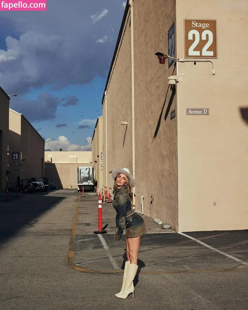 Emelia Hartford Onlyfans Photo Gallery 