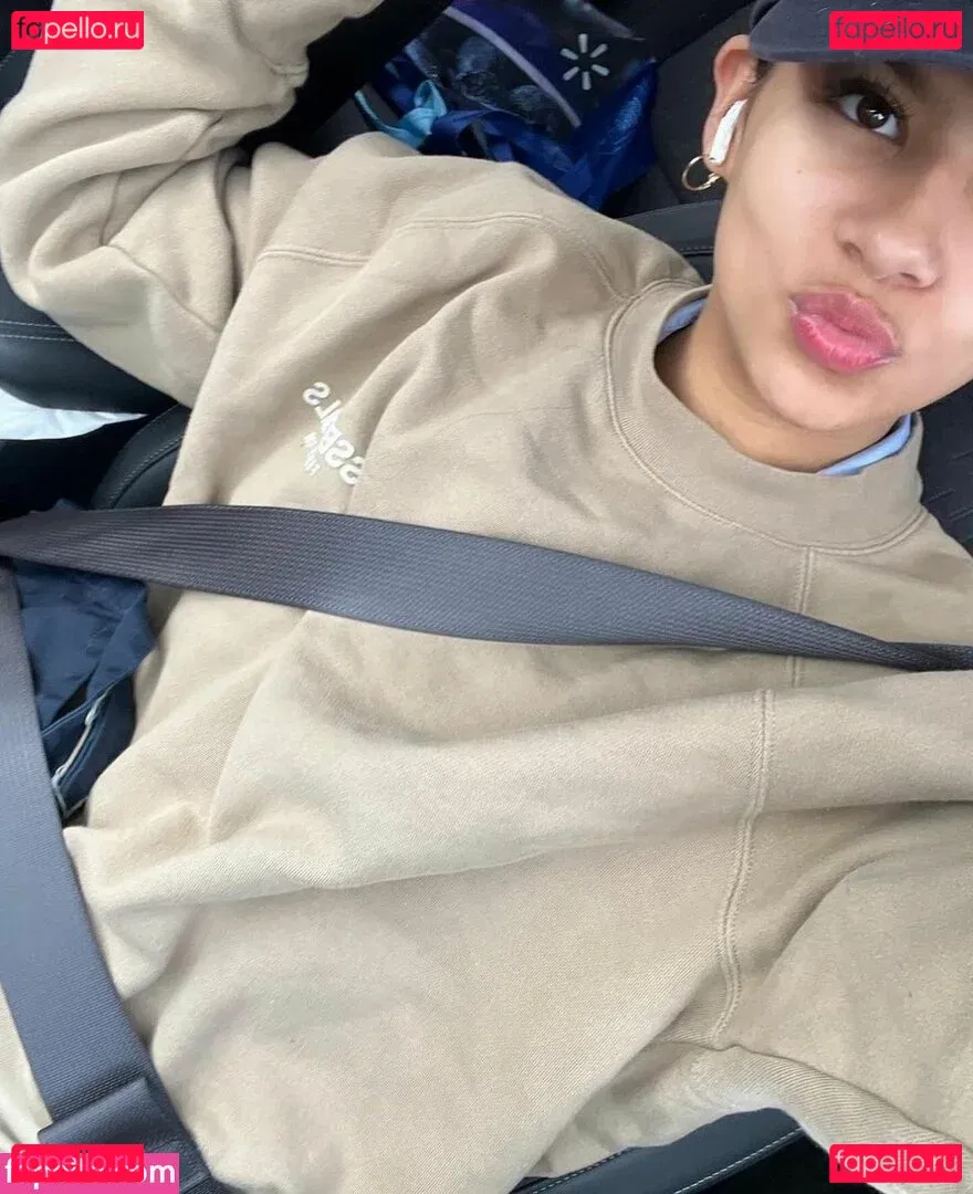 Holly H Onlyfans Photo Gallery 