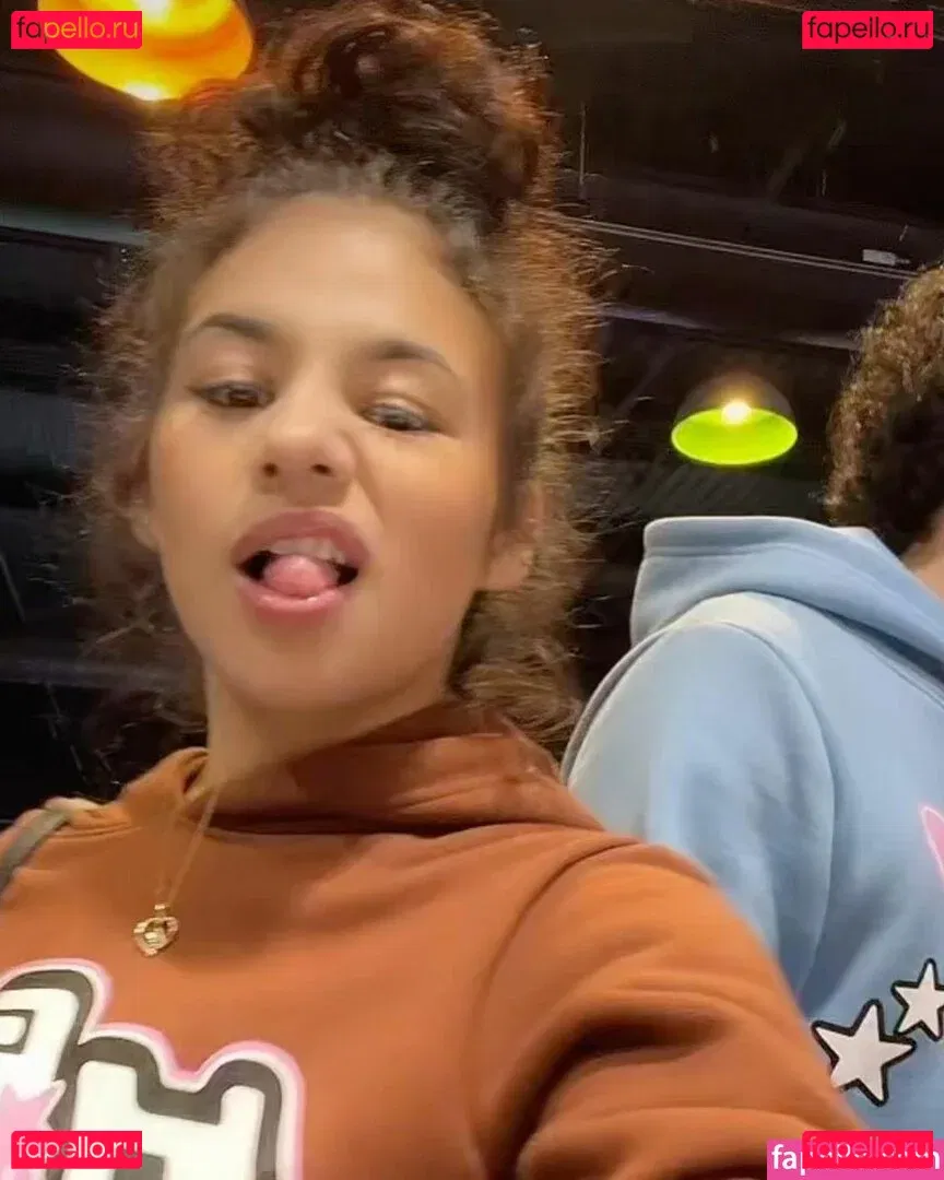 Holly H Onlyfans Photo Gallery 