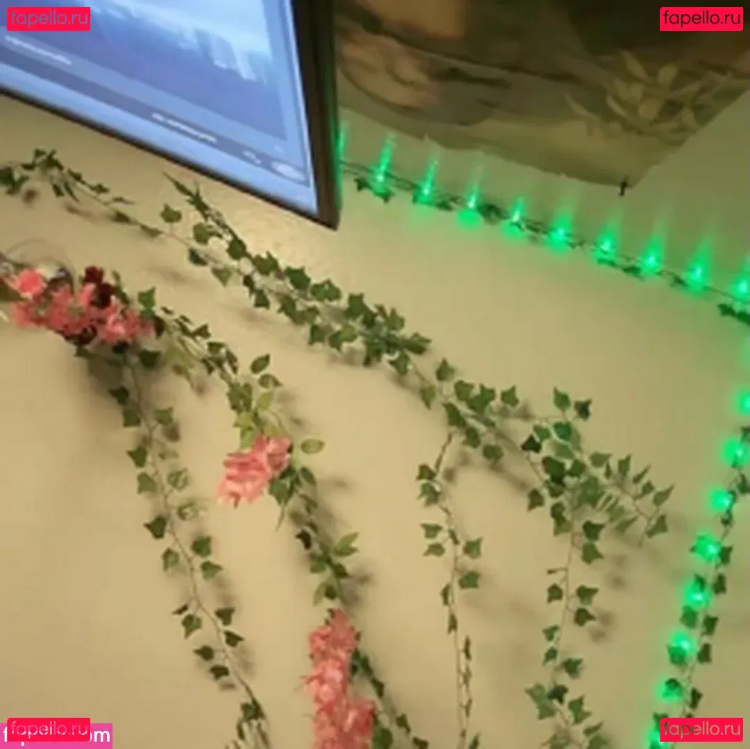 Yourtokengirl Onlyfans Photo Gallery 