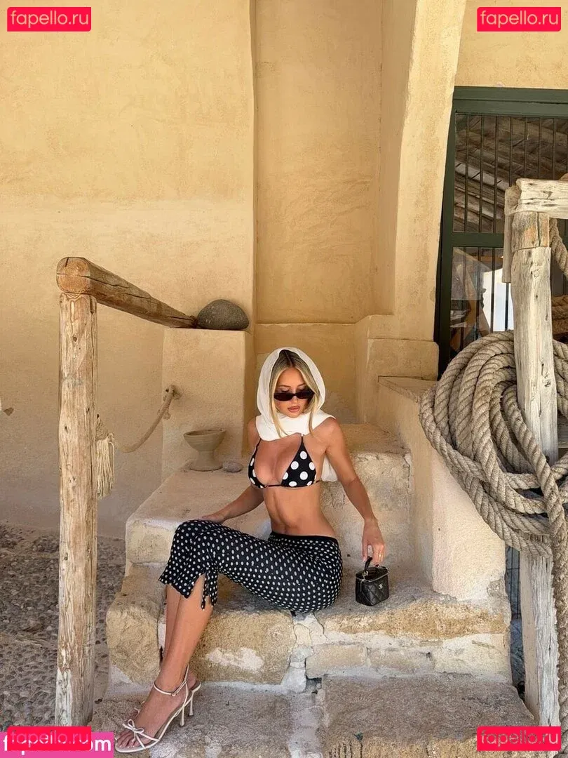 Emily V Onlyfans Photo Gallery 