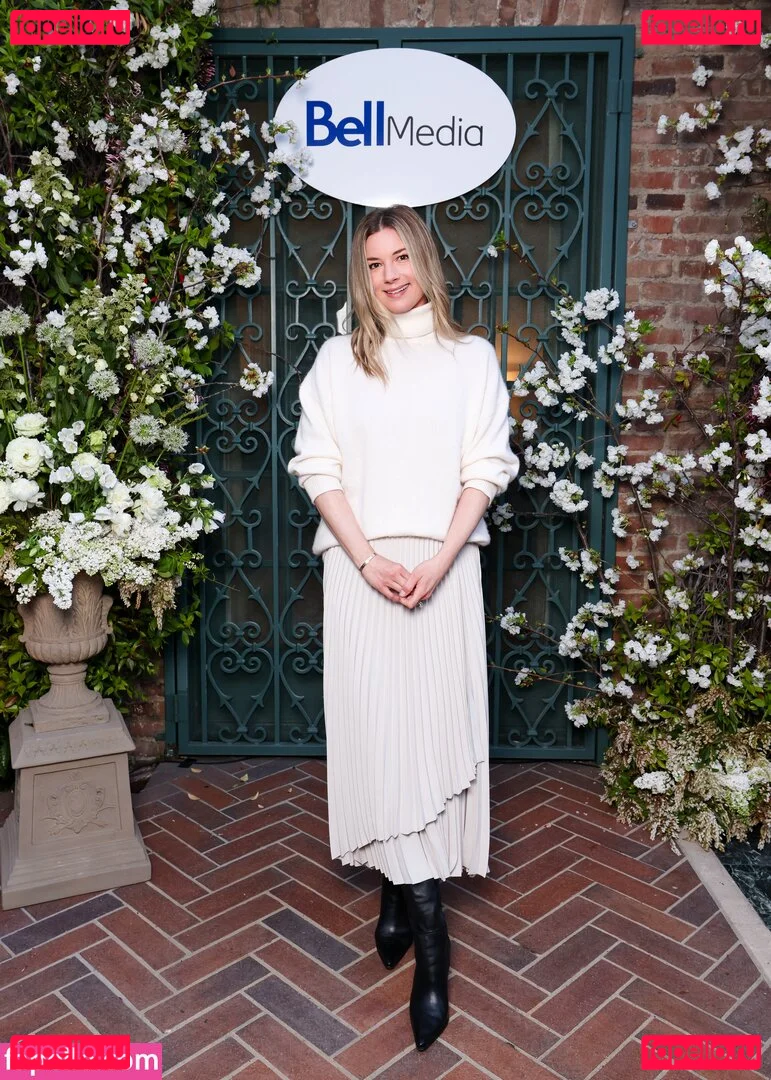 Emily VanCamp Onlyfans Photo Gallery 