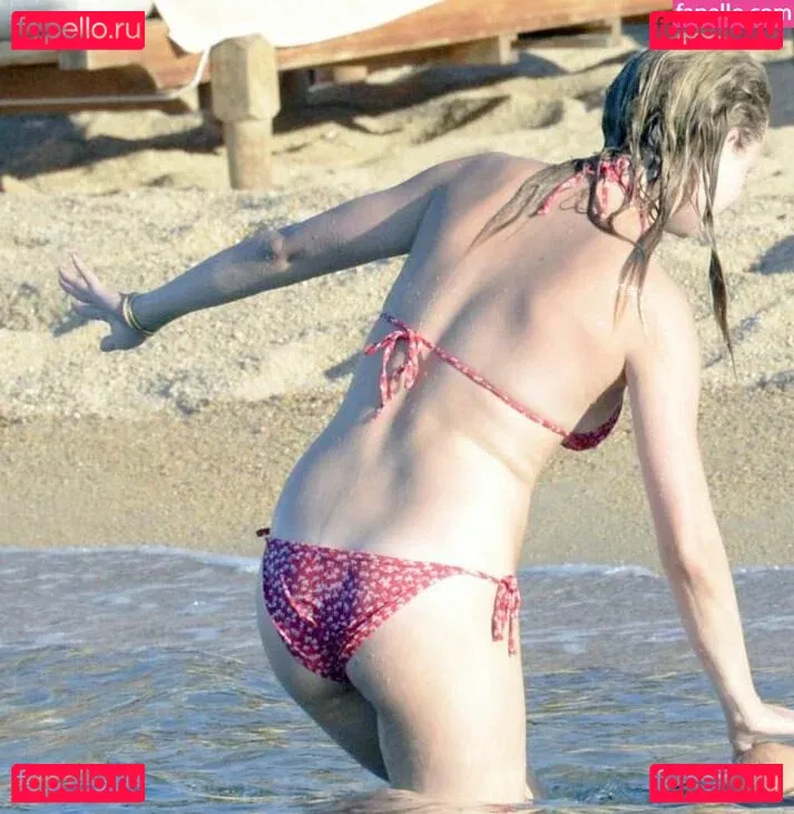 Emily VanCamp Onlyfans Photo Gallery 