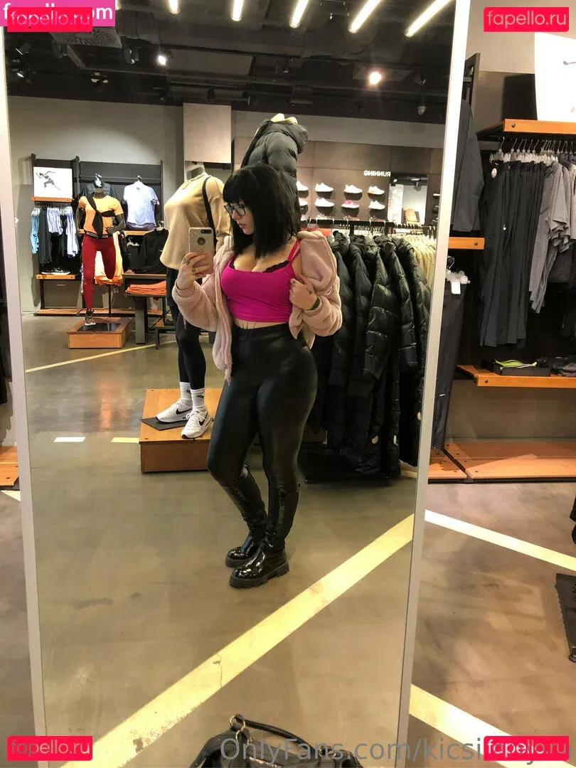 kicsilanyka Onlyfans Photo Gallery 