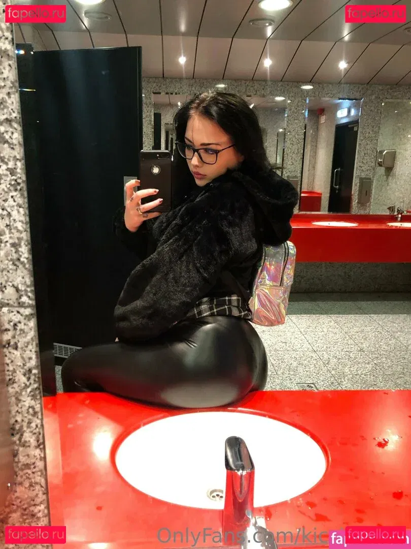 kicsilanyka Onlyfans Photo Gallery 