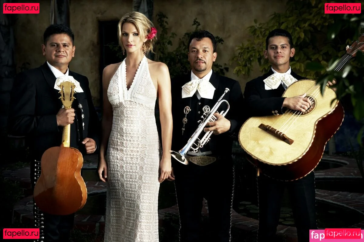 Natasha Henstridge Onlyfans Photo Gallery 