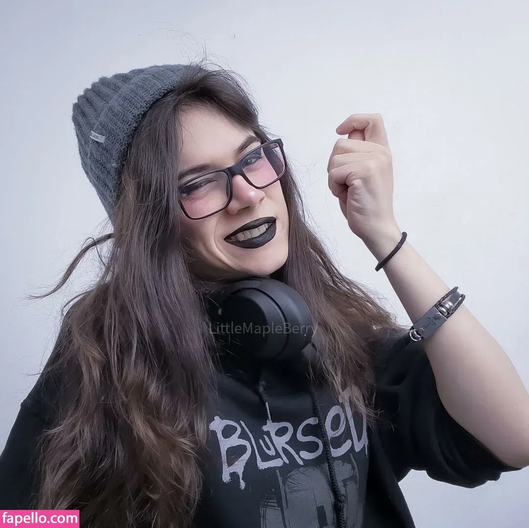 LittleMapleBerry Onlyfans Photo Gallery 