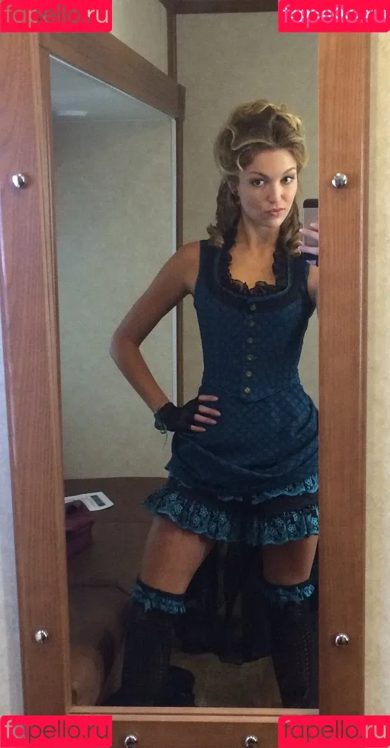 Lili Simmons Onlyfans Photo Gallery 