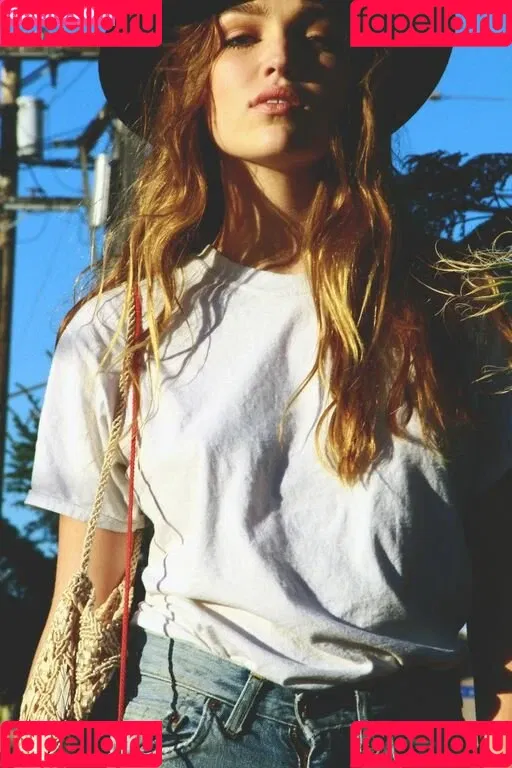 Lili Simmons Onlyfans Photo Gallery 