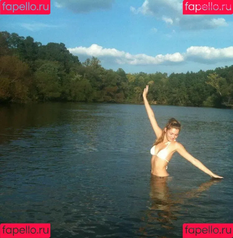 Lili Simmons Onlyfans Photo Gallery 
