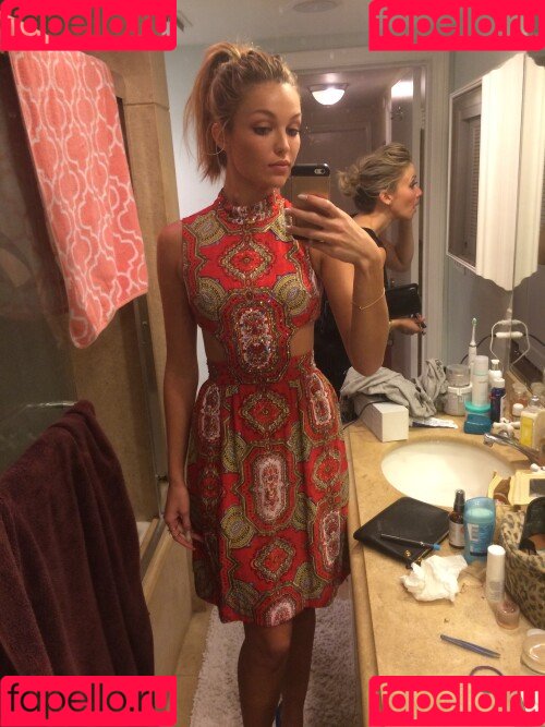 Lili Simmons Onlyfans Photo Gallery 