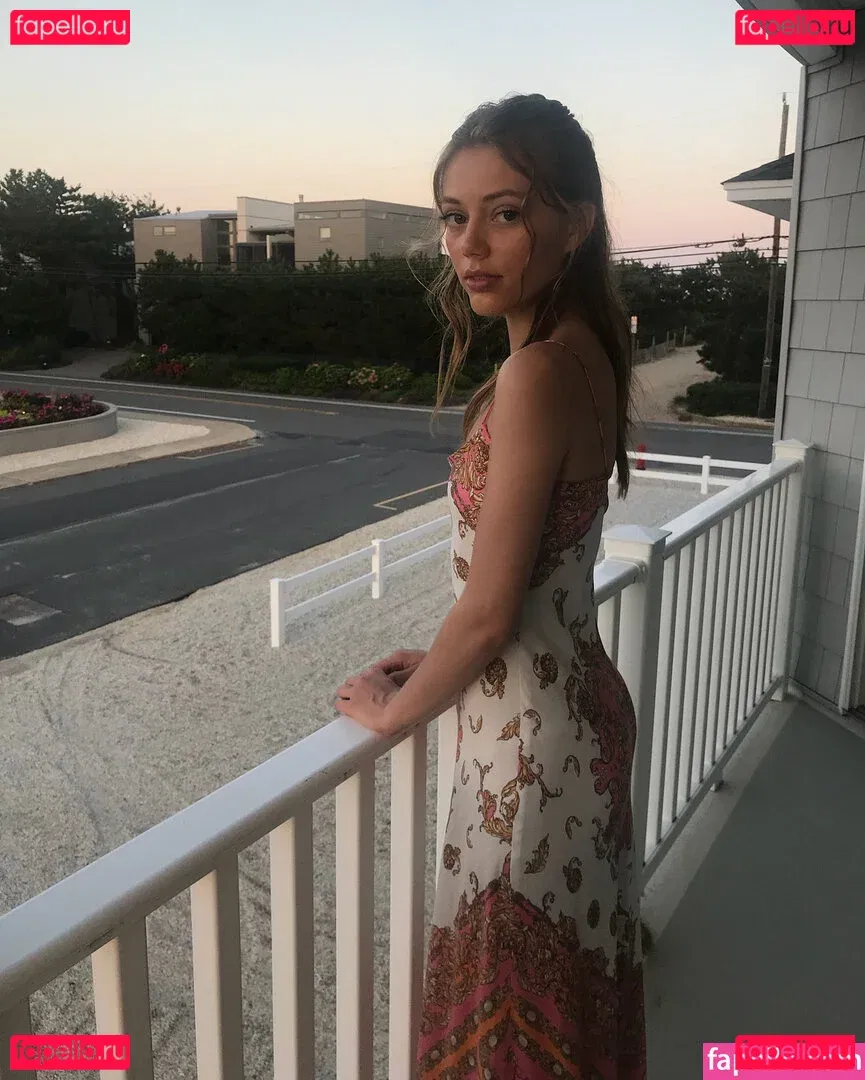 Grace Van Dien Onlyfans Photo Gallery 