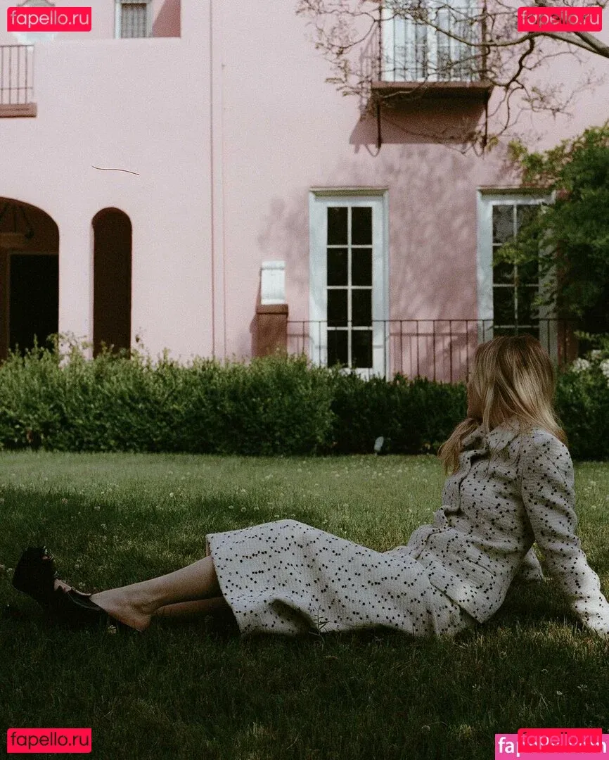 Grace Van Dien Onlyfans Photo Gallery 