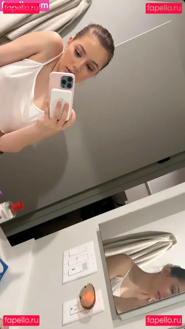 Grace Van Dien Onlyfans Photo Gallery 