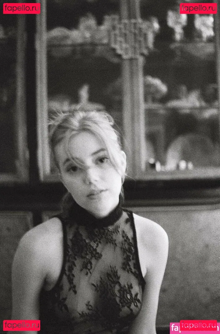 Grace Van Dien Onlyfans Photo Gallery 