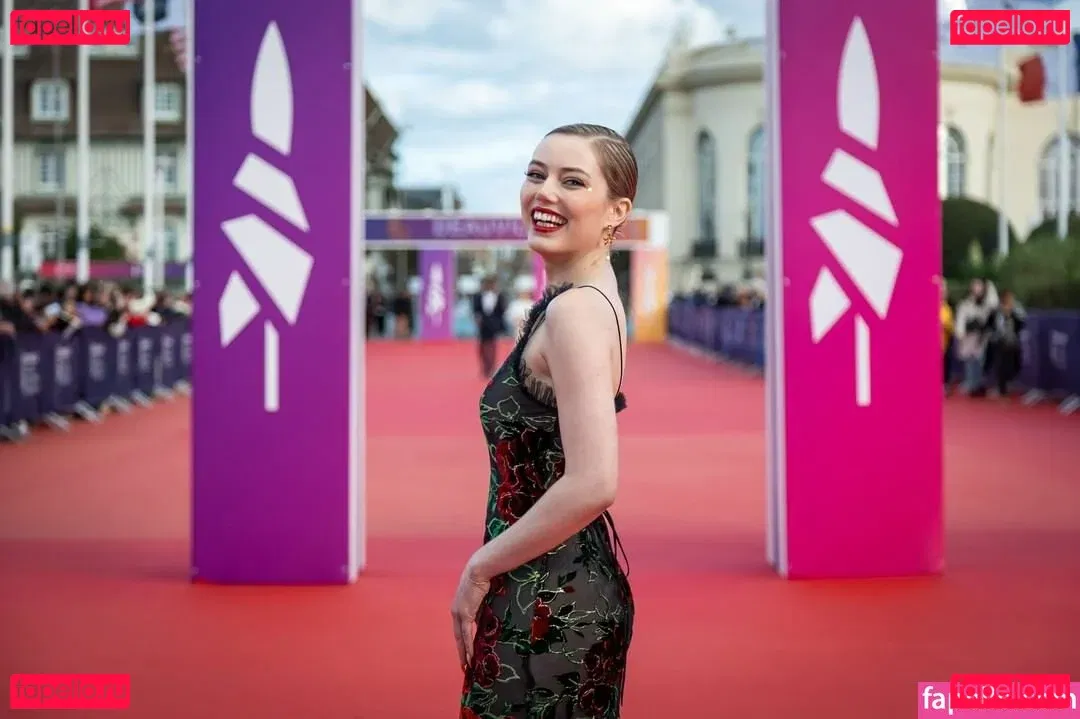 Grace Van Dien Onlyfans Photo Gallery 