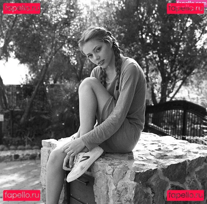 Grace Van Dien Onlyfans Photo Gallery 