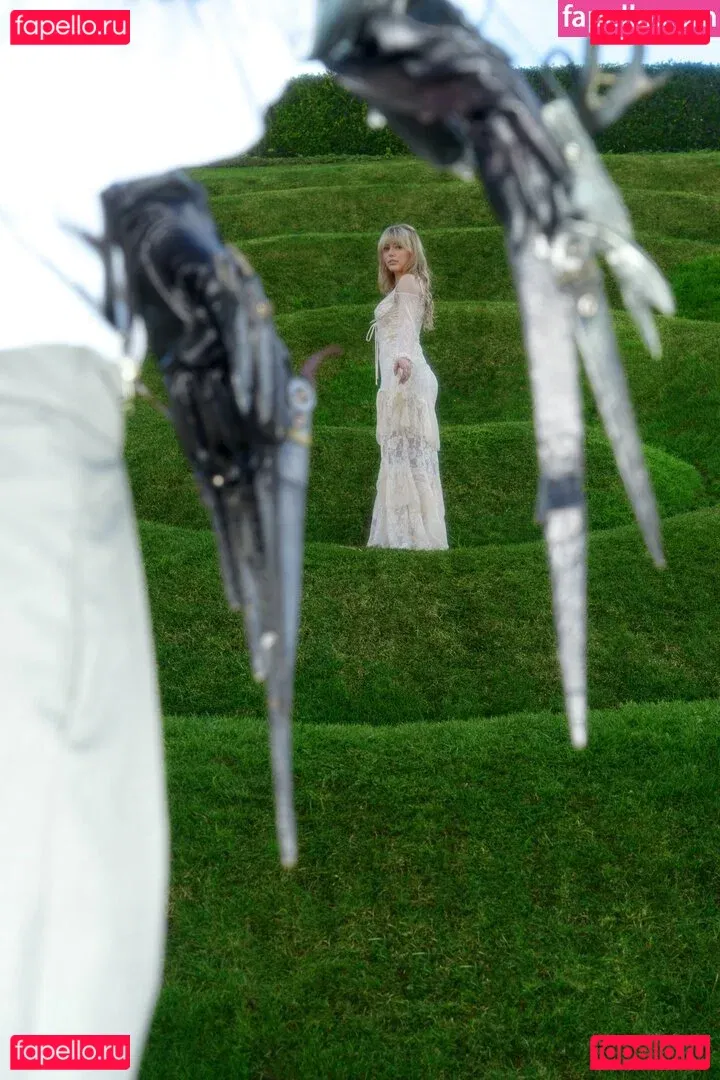 Grace Van Dien Onlyfans Photo Gallery 