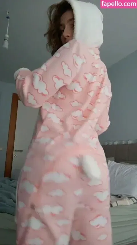 MintakaAww Onlyfans Photo Gallery 