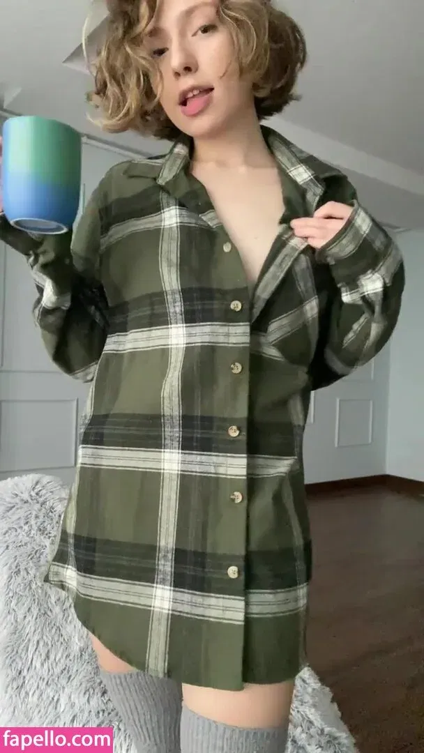 MintakaAww Onlyfans Photo Gallery 