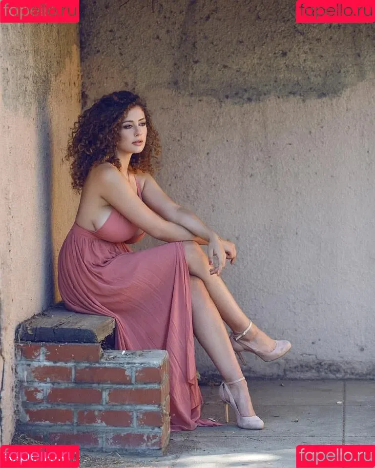 Leila Lowfire Onlyfans Photo Gallery 
