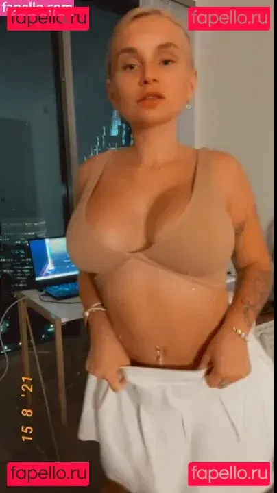 zoieburgher Onlyfans Photo Gallery 