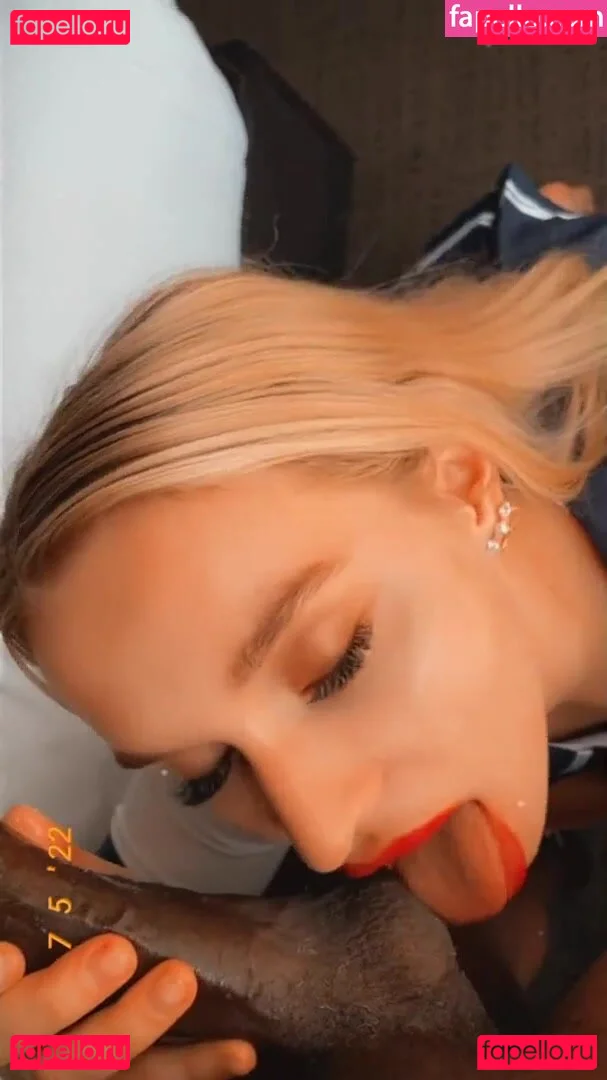 zoieburgher Onlyfans Photo Gallery 