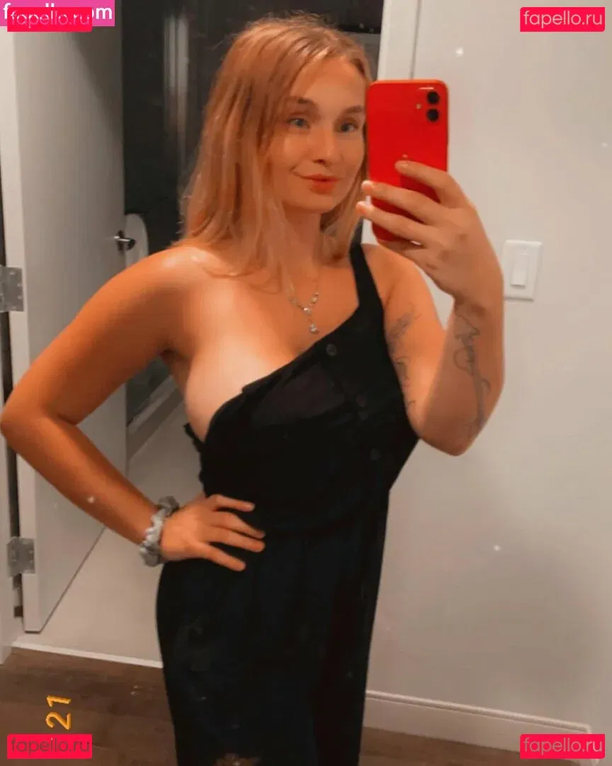 zoieburgher Onlyfans Photo Gallery 