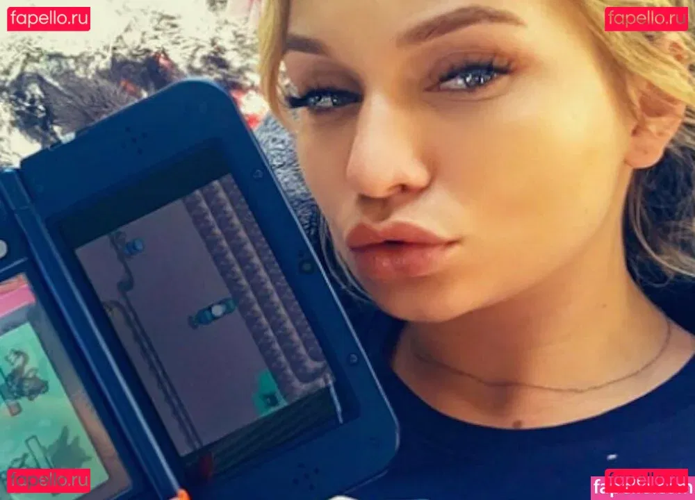 zoieburgher Onlyfans Photo Gallery 