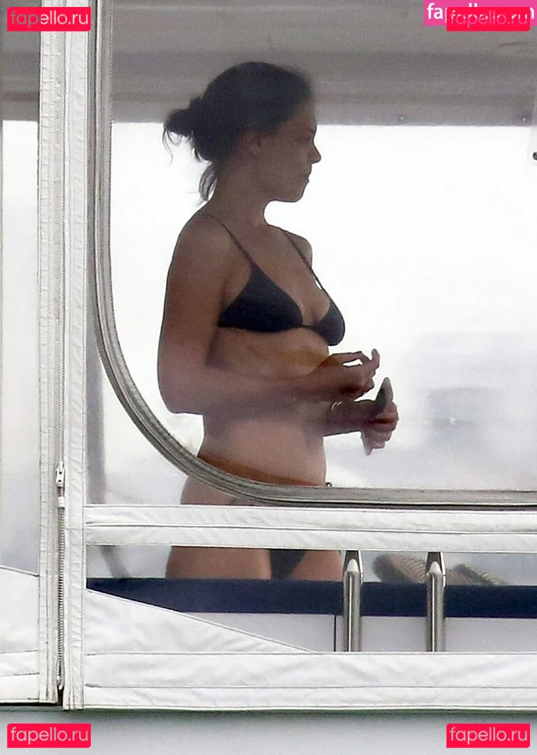 Katie Holmes Onlyfans Photo Gallery 