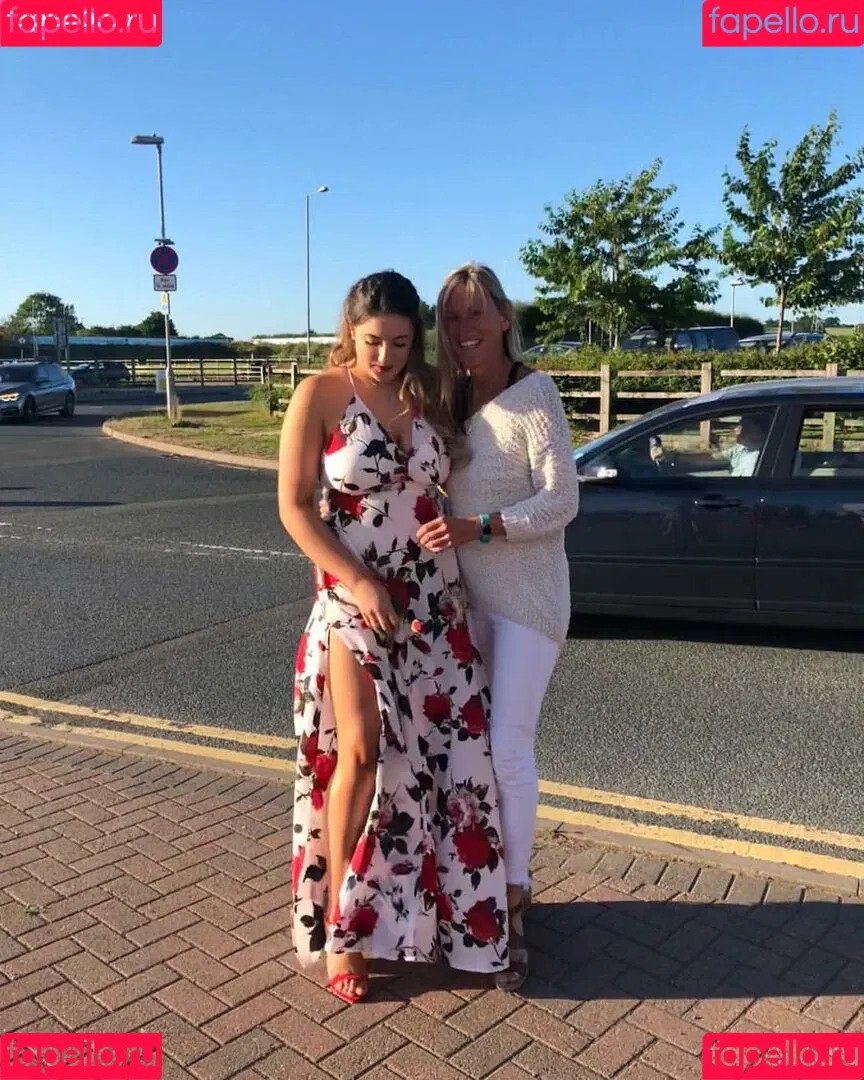 The Blue Dress Girl Onlyfans Photo Gallery 