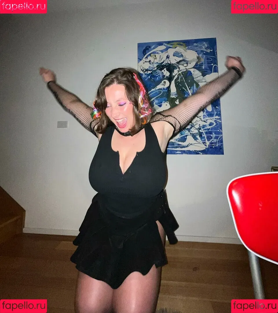 Bel Larcombe / Slice_of_salami_ Onlyfans Photo Gallery 