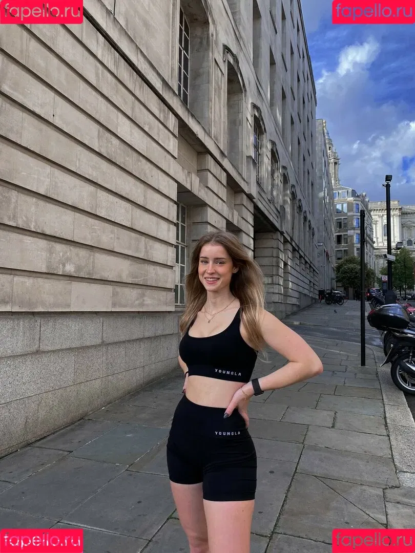 mira.004 Onlyfans Photo Gallery 